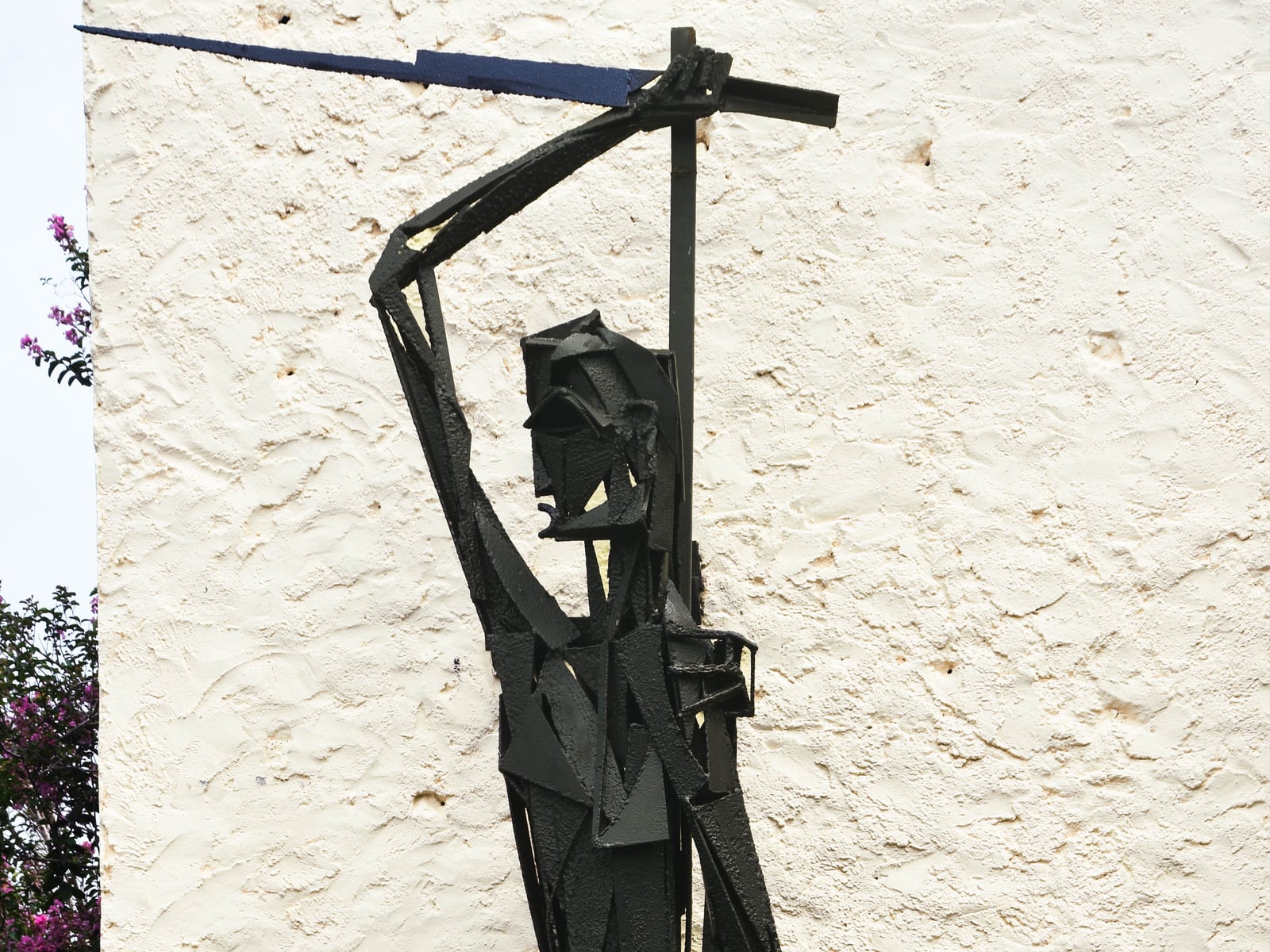 Sommet de la sculpture Martiniquais, souviens-toi — bras tendu brandissant l'arme