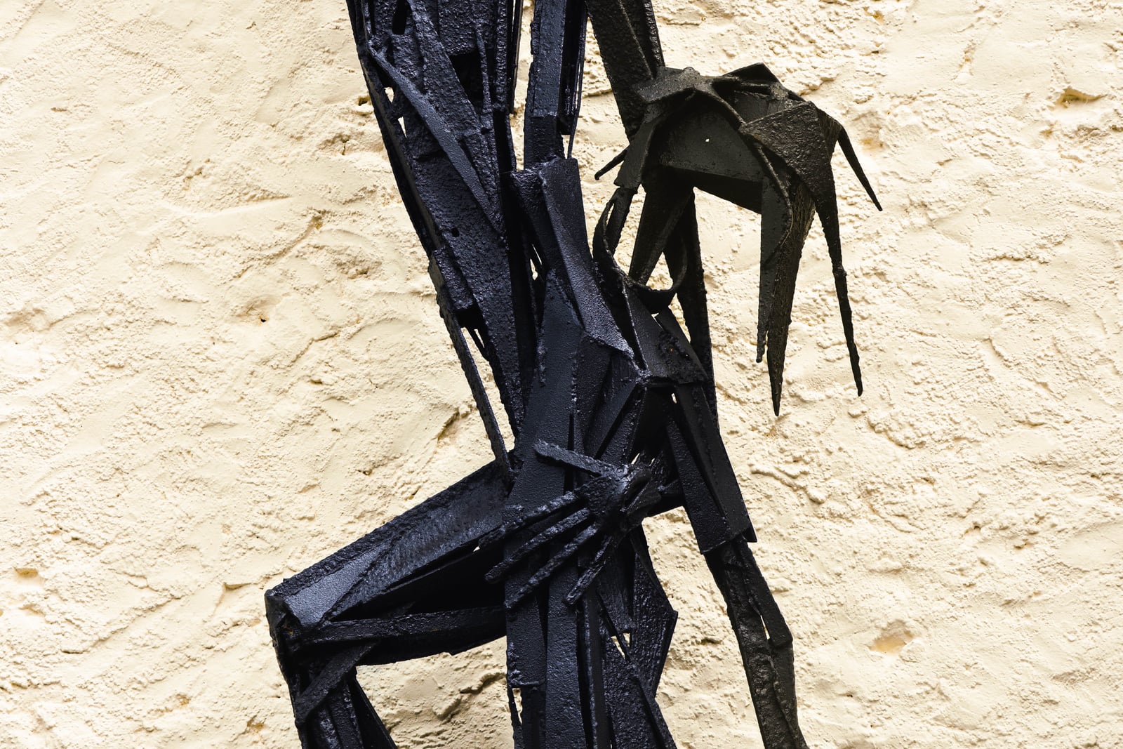 Vue de la sculpture Martiniquais, souviens-toi — détail de la figure féminine armée