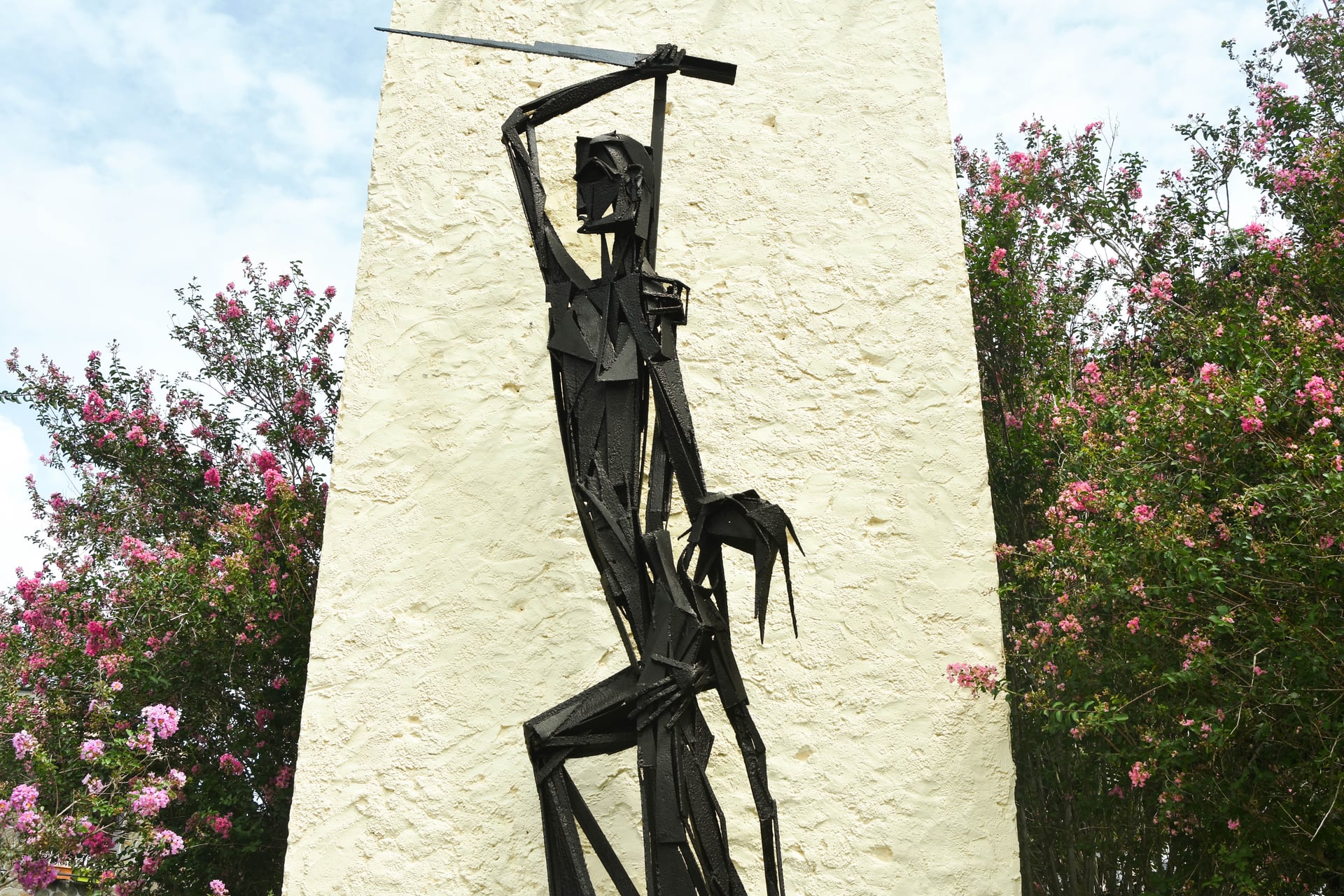Vue de la Place du 22 mai au confluent des trois rues — sculpture en contre-plongée